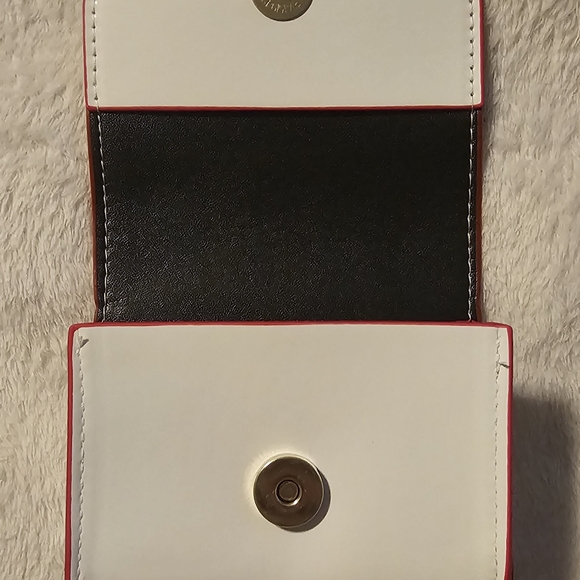 Hello Kitty Mini Crossbody Bag - Picture 4 of 5